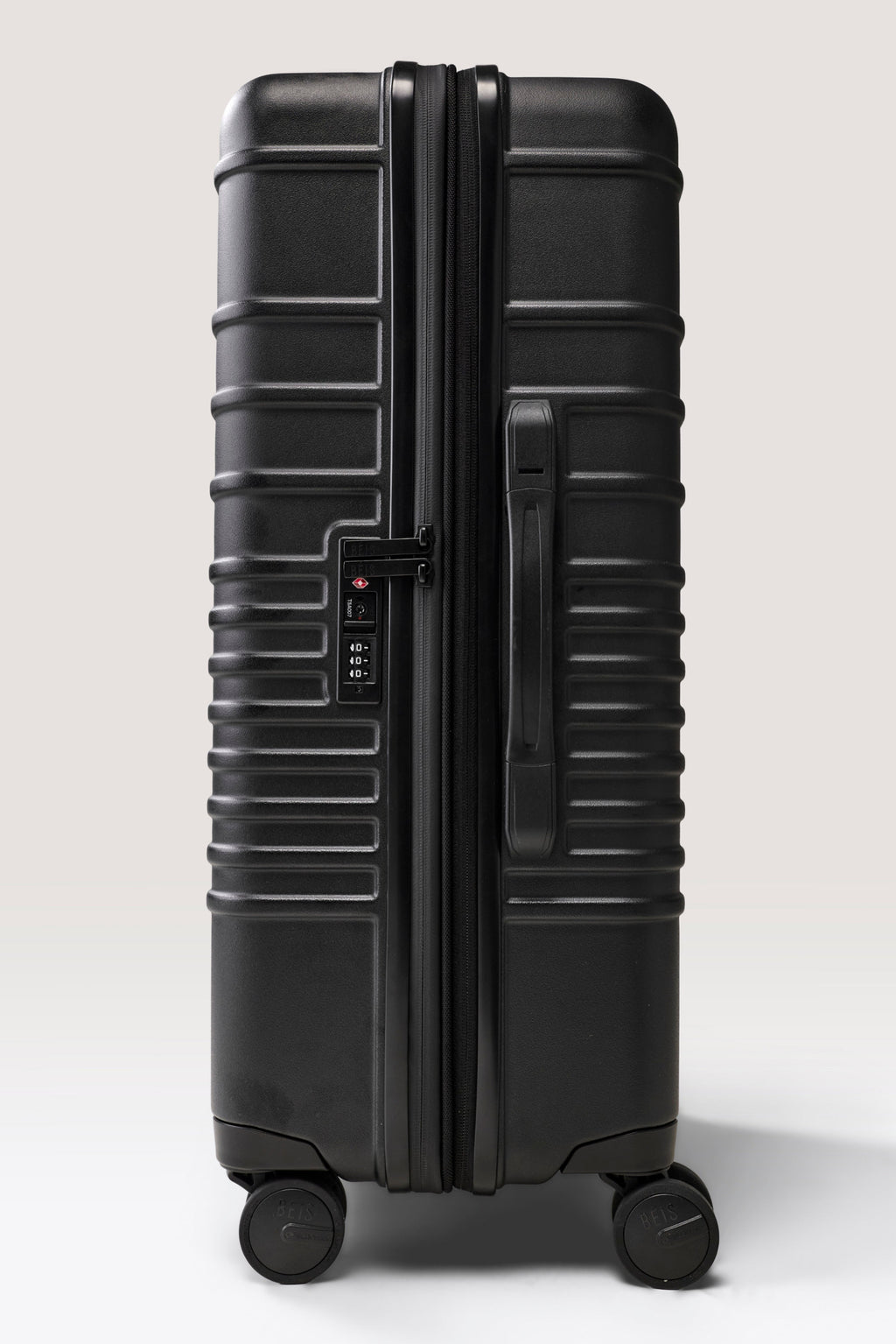 The Medium Check-In Roller in Black